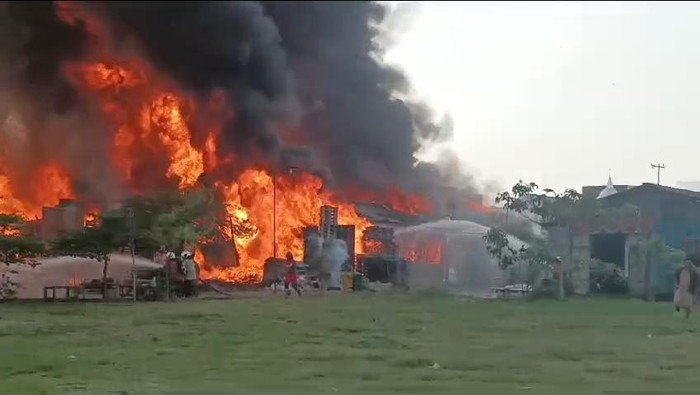 kebakaran gudang palet di surabaya