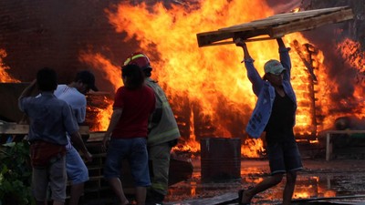 Si Jago Merah Lalap Gudang Palet di Surabaya