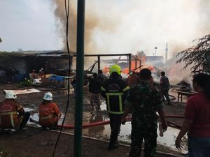 25 Damkar Diterjunkan Padamkan Api yang Membakar Gudang Palet Surabaya