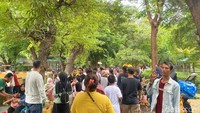 Hari ini KBS sengaja buka lebih awal, yakni pukul 07.00 WIB. Karena khusus hari ini kita buka mulai jam 07.00 WIB. Jadi tadi kepadatan pengunjung sudah mulai sejak pagi. Tadi mulai sekitar jam 10.00-11.00 WIB ramai-ramainya, ujar Kepala Seksi Humas KBS Lintang Ratri. (Foto: Aprilia Devi/detikJatim)
