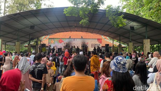 Kebun Binatang Surabaya (KBS) diserbu wisatawan di momentum libur tahun baru. Lalin di sekitar KBS juga padat merayap