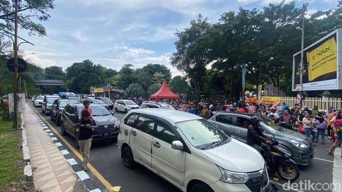 Kebun Binatang Surabaya (KBS) diserbu wisatawan di momentum libur tahun baru. Lalin di sekitar KBS juga padat merayap