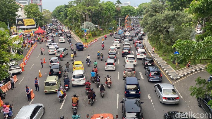 Kebun Binatang Surabaya (KBS) diserbu wisatawan di momentum libur tahun baru. Lalin di sekitar KBS juga padat merayap