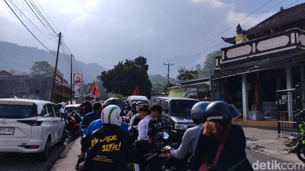 Kemacetan terjadi di kawasan Kintamani, Bangli, Bali, Senin (1/1/2024).