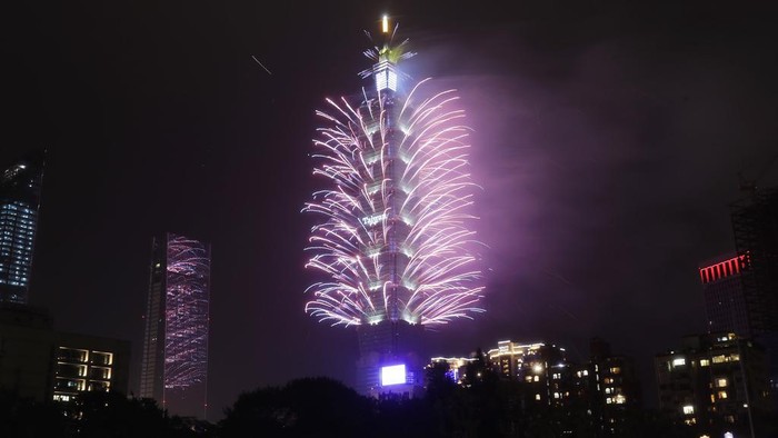 Fireworks explode at the Taipei 101 building during the New Year's celebrations in Taipei, Taiwan, Monday, Jan. 1, 2024. (AP Photo/Chiang Ying-ying)