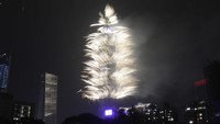 Diadakan untuk pertama kalinya pada tahun 2003, pertunjukan kembang api Taipei 101 telah menjadi salah satu acara yang paling banyak ditonton di televisi di Taiwan dan dikenal karena menarik banyak penonton ke jalan setiap tahunnya. 