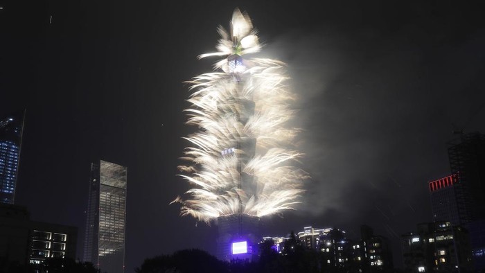 Kembang Api Terangi Gedung Tertinggi di Taiwan Fireworks explode at the Taipei 101 building during the New Year's celebrations in Taipei, Taiwan, Monday, Jan. 1, 2024. (AP Photo/Chiang Ying-ying)