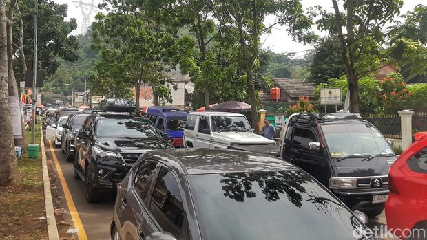 Kepadatan kendaraan yang mengarah ke jalur Ciwidey tersendat di pertigaan Sadu, Soreang, Senin (1/1/2024).