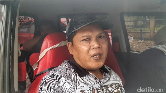 Kepadatan kendaraan yang mengarah ke jalur Ciwidey tersendat di pertigaan Sadu, Soreang, Senin (1/1/2024).