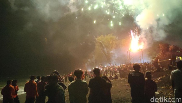 Kepadatan masyarakat dalam perayaan malam pergantian tahun di Pantai Trisik, Kulon Progo, Senin (1/1/2024) dini hari.