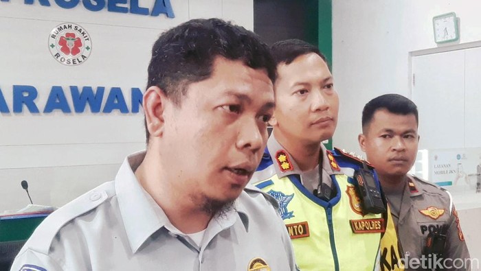 Kepala Perwakilan Jasaraharja Karawang Benny Adi Putra saat meninjau jenazah korban kecelakaan bus maut tol Japek di RS Rosela.