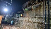 Dinding rumah ambruk di Babakan Hurip, Kabupaten Sumedang, Jawa Barat.