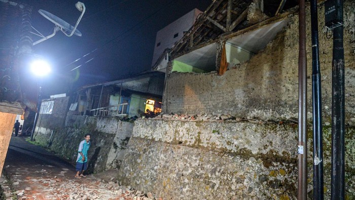 Kerusakan Akibat Gempa di Sumedang Gempa bumi mengguncang Kabupaten Sumedang, Jawa Barat, Minggu (31/12/2023). BMKG menyebut gempa terjadi hingga tiga kali dengan kekuatan 4,1 magnitudo, 3,1 magnitudo dan 4,8 magnitudo. Gempa itu juga mengakibatkan kerusakan rumah warga.
