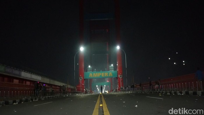 Kondisi di atas Jembatan Ampera yang sepi dan kosong saat jelang detik-detik pergantian tahun, Minggu (31/12/2023).