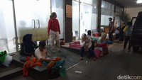 Warga yang tengah diperiksa pun memilih untuk menunggu di luar ruangan, sambil memantau situasi.