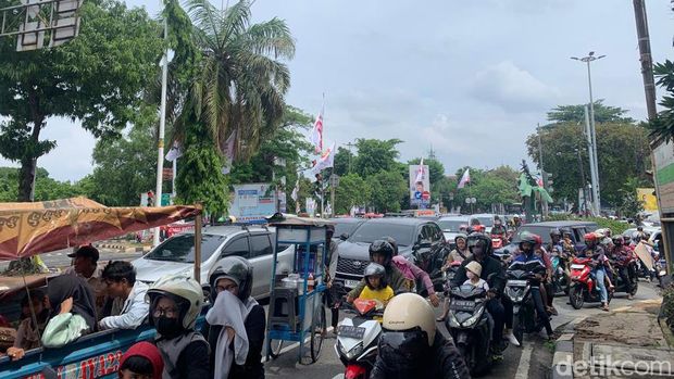 Kondisi kemacetan di jalan menuju Ragunan, Jakarta Selatan. Sejumlah masyarakat memilih berjalan kaki demi hindari macet (Mul/detikcom)