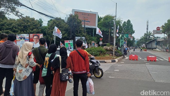 Kondisi kemacetan di jalan menuju Ragunan, Jakarta Selatan. Sejumlah masyarakat memilih berjalan kaki demi hindari macet (Mul/detikcom)