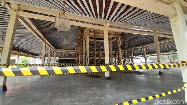 Kondisi Ndalem Sasana Mulya tampak memprihantinkan dengan ditutupi garis pembatas, Minggu (31/12/2023).