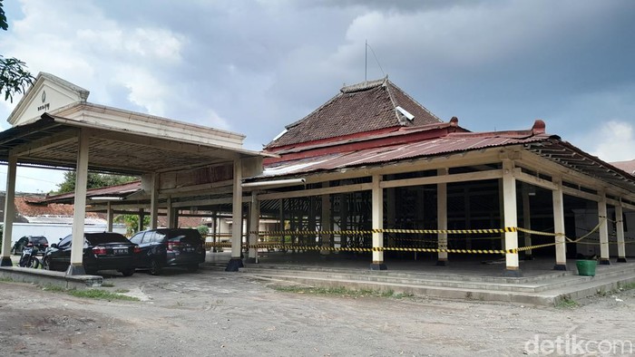 Kondisi Ndalem Sasana Mulya tampak memprihantinkan dengan ditutupi garis pembatas, Minggu (31/12/2023).