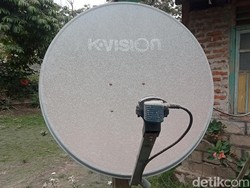 Parabola milik warga Desa Nawakote, yang sebagian tertutup abu vulkanik Gunung Lewotobi Laki-laki