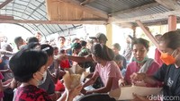 Pembagian makanan kepada Pengungsi Gunung Api Lewotobi Laki-Laki di depan Kantor Camat Wulanggitang.