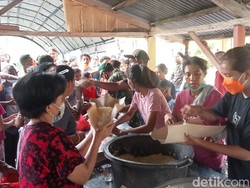 Pembagian makanan kepada Pengungsi Gunung Api Lewotobi Laki-Laki di depan Kantor Camat Wulanggitang.