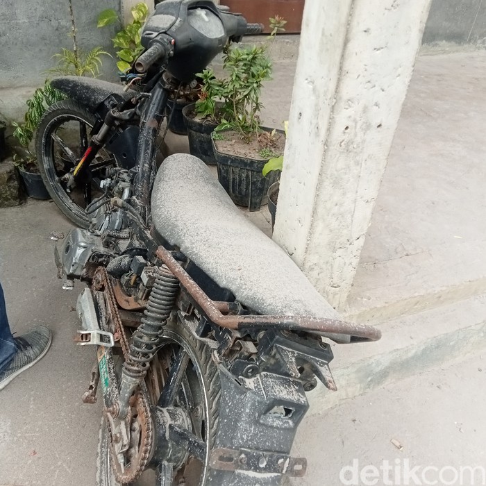 Kondisi pacaraerupsi Gunung Lewotobi Laki-Laki, Flores Timur, NTT, Senin (1/1/2024). (Arnoldus Yurgo Purab)