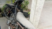 Motor milik warga Nawakote, Flores Timur, yang diselimuti abu vulkanik.