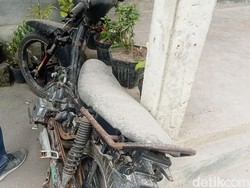 Motor milik warga Nawakote, Flores Timur, yang diselimuti abu vulkanik.