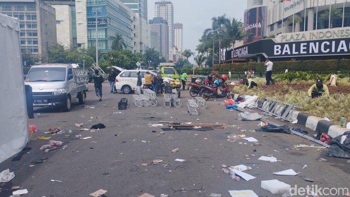 Kondisi tanaman rusak yang tengah diperbaiki petugas di sekitar Bundaran HI (Belia/detikcom)
