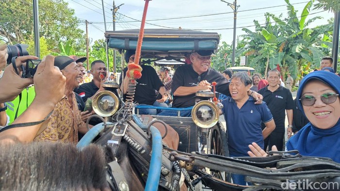 Menteri PUPR, Basuki Hadimuljono menaiki dokar saat meninjau revitalisasi Kota Lama Banyumas, Senin (1/1/2024).