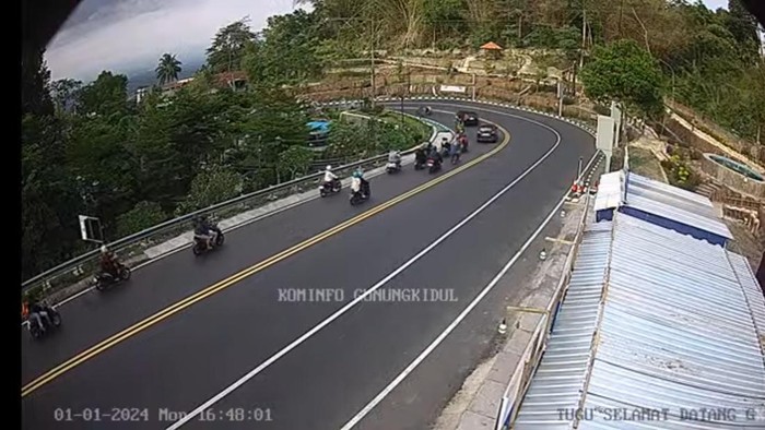 Kondisi lalin di jalur tanjakan Hargodumilah sore ini Senin (1/1/2024) pukul 16.48 WIB.