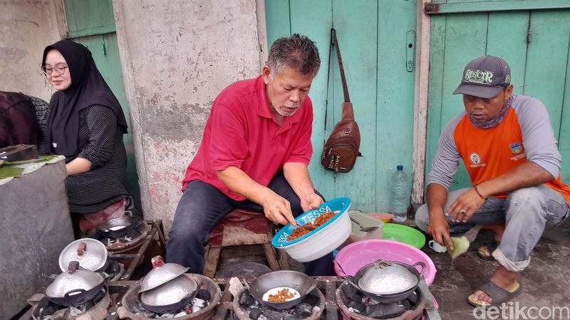 Lapak Surabi Papandayan yang ikonik dan legendaris di Garut.