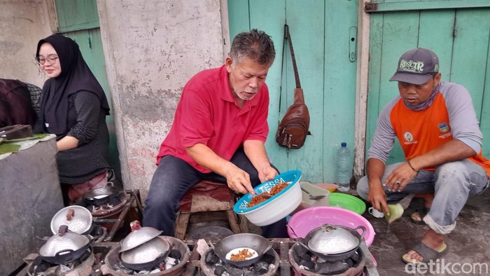Lapak Surabi Papandayan yang ikonik dan legendaris di Garut.