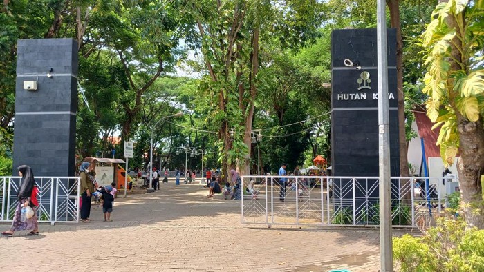 Menikmati libur tahun baru tidak harus ke tempat-tempat wisata berbayar dan mahal. Semua tempat yang bisa bikin nyaman sekeluarga, bisa dikunjungi untuk menghabiskan waktu liburan.