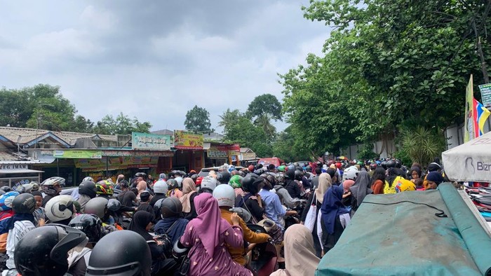 Macet di depan pintu gerbang Taman Margasatwa Ragunan, Jakarta Selatan.