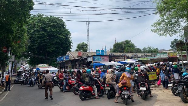 Macet di depan pintu gerbang Taman Margasatwa Ragunan, Jakarta Selatan.