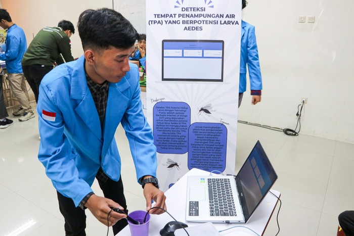 Mahasiswa Politeknik Negeri Jember (Polije), Rio Javier Reyhan mengembangkan alat pendeteksi larva nyamuk aedes aegypti.dan potensii larvanya
