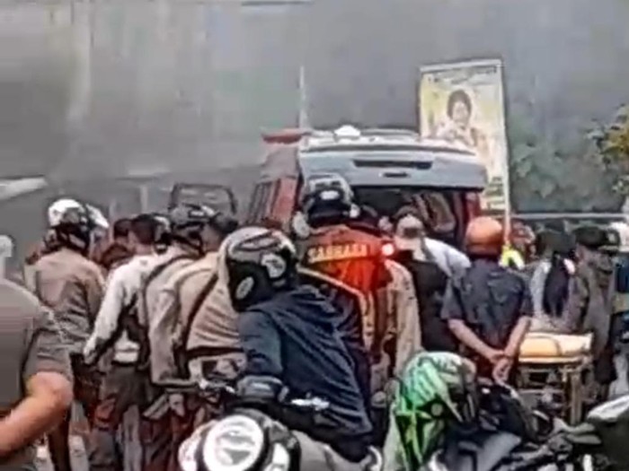 Massa bawa jenazah korban penikaman ke Polsek Sorong Barat gegara pelaku belum ditangkap. Dokumen Istimewa