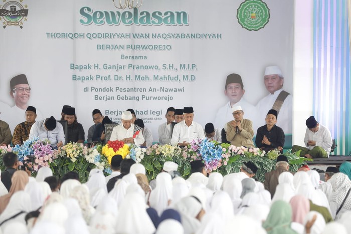 Masyayikh Tarekat Qodiriyah Naqsyabandiyah dan para jemaahnya di Berjan, Kabupaten Purworejo, Jawa Tengah mendukung pasangan calon presiden dan wakil presiden nomor urut 3 Ganjar Pranowo-Mahfud MD dalam Pilpres 2024.