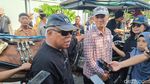 Momen Gemas Sri Mulyani dan Topi Legend Pak Bas