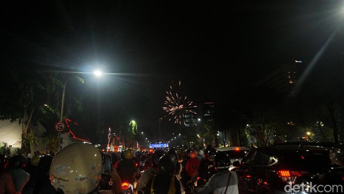 Meriahnya Malam Pergantian Tahun di Surabaya Warga Surabaya memadati Jalan Gubernur Suryo pada momen kemeriahan malam pergantian tahun di Kota Surabaya, Senin (1/1/2024).