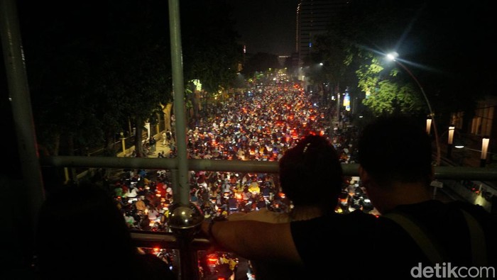 Meriahnya Malam Pergantian Tahun di Surabaya Warga Surabaya memadati Jalan Gubernur Suryo pada momen kemeriahan malam pergantian tahun di Kota Surabaya, Senin (1/1/2024).