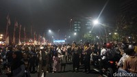Warga pun memenuhi Jalan Gubernur Suryo dan petugas kepolisian juga ikut berjaga dilokasi.