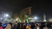 Trompet dan kembang api serta klakson saing bersautan saat pukul 00.00 WIB.