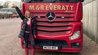 Milly rela meninggalkan hidupnya yang serba mewah demi mengejar mimpinya mengelilingi negara dengan truk seberat 44 ton. Foto: Instragram @millyeveratt