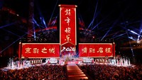 Perayaan malam Tahun Baru di Taman Shougang di Beijing, China, Senin (1/1/2024).