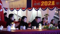Kim Jong Un yang didampingi istri dan putrinya menyaksikan pertunjukan yang ditampilkan untuk memeriahkan perayaan tahun baru.  