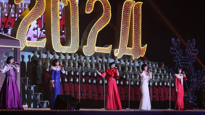 Momen Kim Jong Un Rayakan Tahun Baru di Stadion 1 Mei Pyongyang Perayaan malam tahun baru juga digelar di Korea Utara. Perayaan itu dihadiri langsung oleh Pemimpin Korea Utara Kim Jong Un.