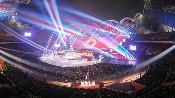 Momen Kim Jong Un Rayakan Tahun Baru di Stadion 1 Mei Pyongyang Perayaan malam tahun baru juga digelar di Korea Utara. Perayaan itu dihadiri langsung oleh Pemimpin Korea Utara Kim Jong Un.